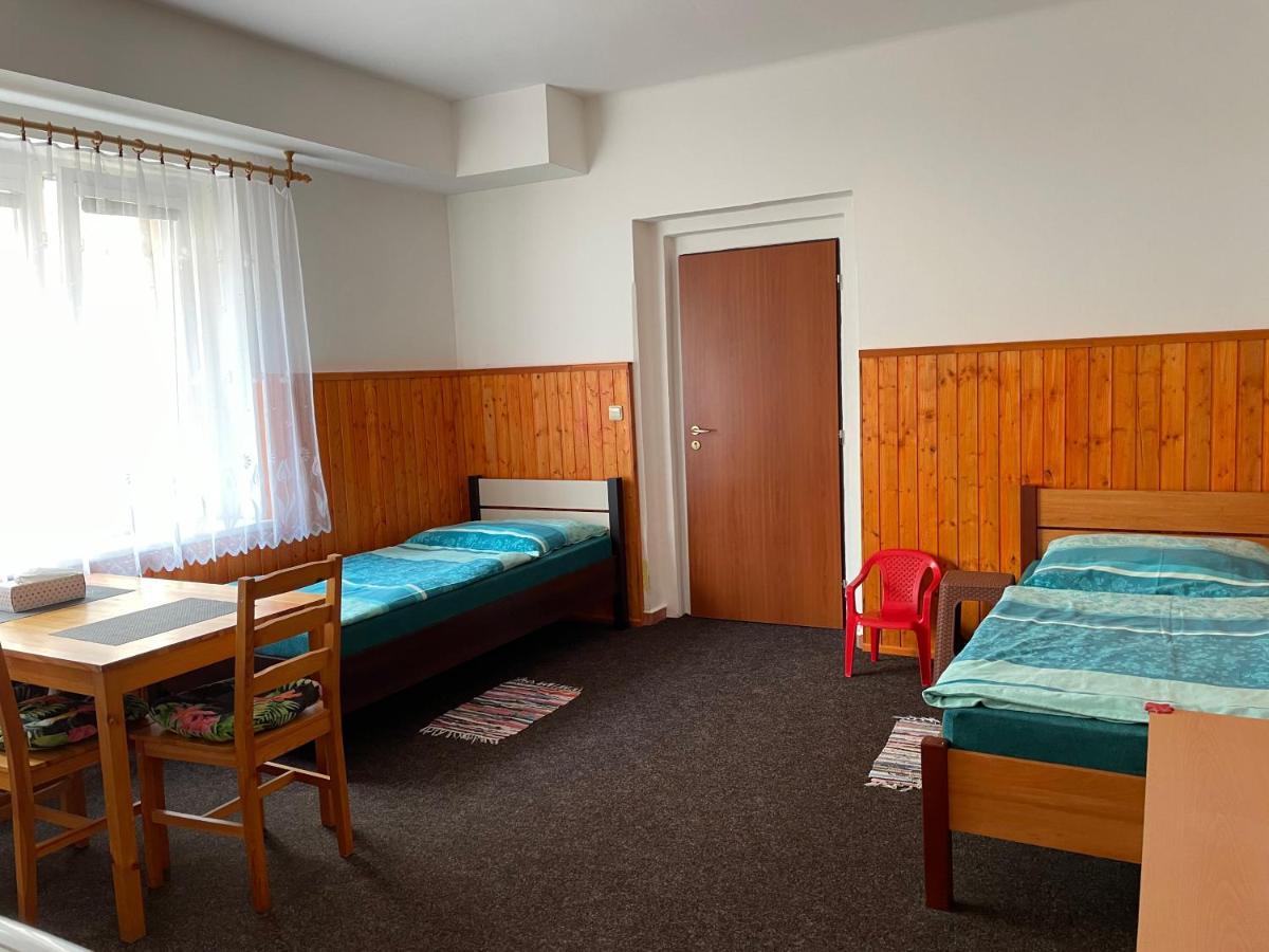 Garsoniera V Roddinem Dome Guest House Dubice Ngoại thất bức ảnh