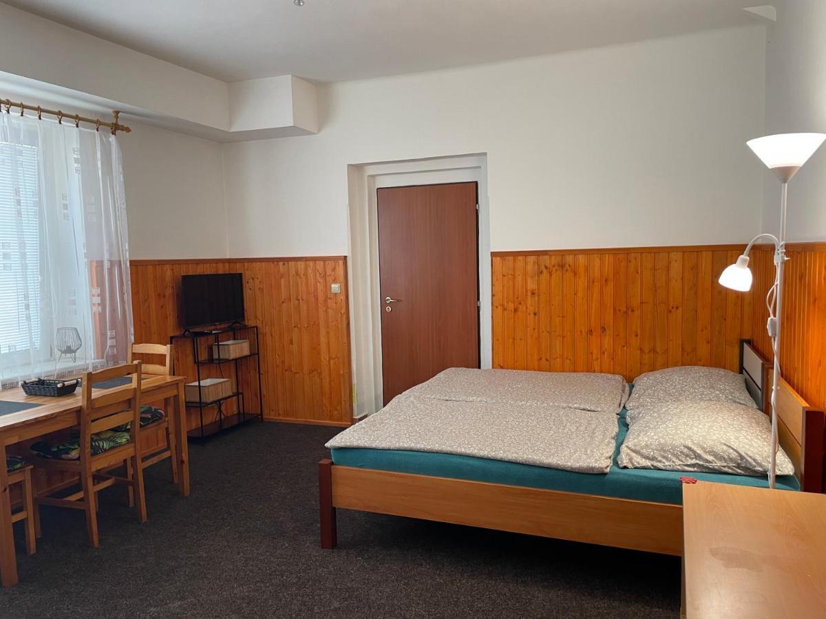 Garsoniera V Roddinem Dome Guest House Dubice Ngoại thất bức ảnh